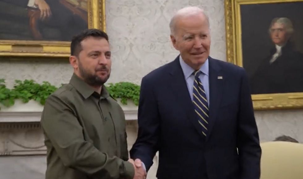 El presidente de Ucrania, Volodímir Zelenski (i), y su homólogo estadounidense Joe Biden.