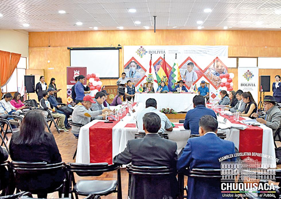 RECHAZO. Los asambleístas sesionaron el jueves en la Dirección Departamental de Educación.