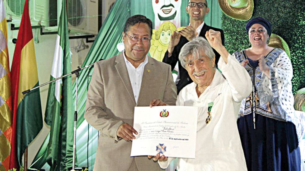 ENTREGA. Lorgio Vaca Durán recibe el Condor de los Andes de manos del presidente Luis Arce.