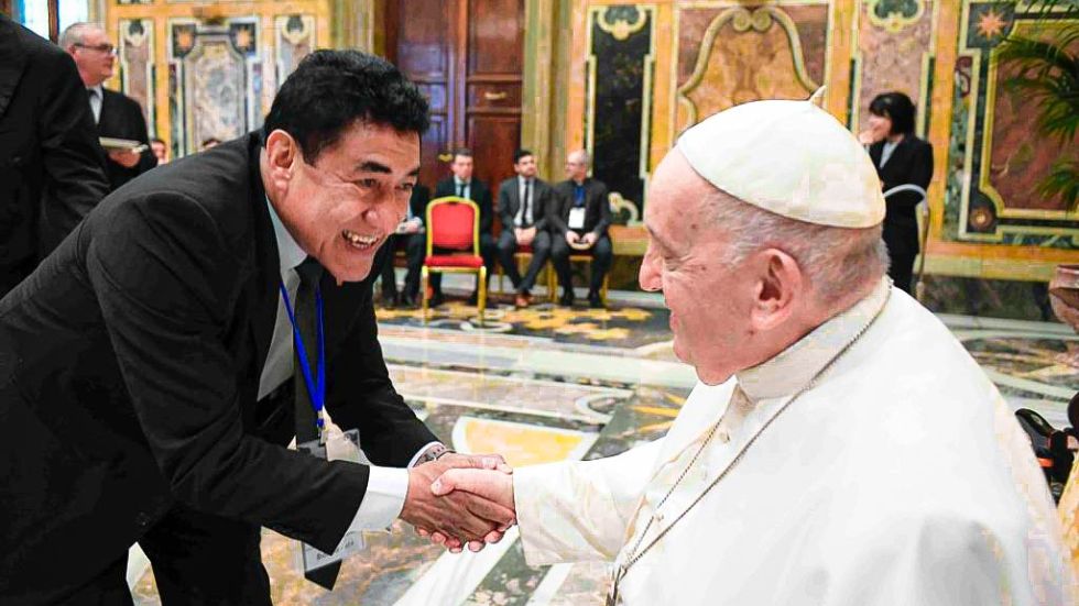 El saludo del rector de San Francisco Xavier, Walter Arízaga, al papa Francisco en el Vaticano.