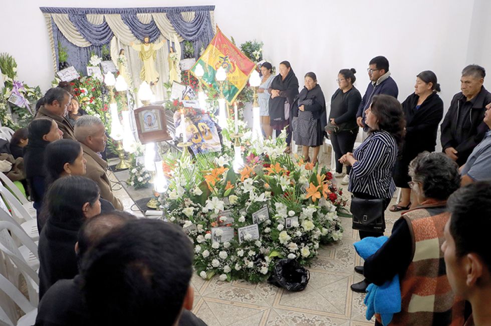 VELORIO. Decenas de familiares, amigos y compañeros le dan el último adiós a Rudy, anoche.