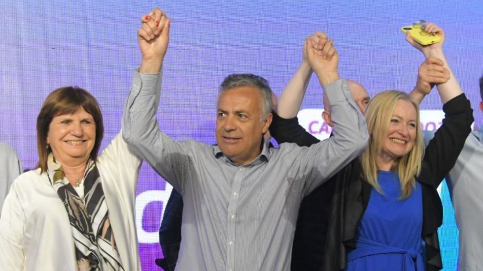 Alfredo Cornejo (c) celebró su triunfo en un acto junto a Patricia Bullrich (i), candidata a presidenta de Argentina.