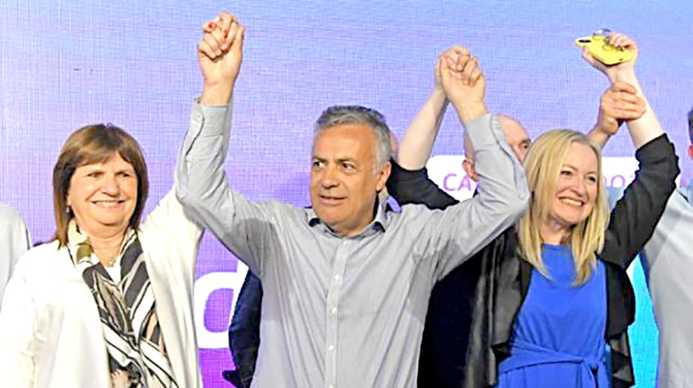 TRIUNFO. Alfredo Cornejo (c) celebra su victoria junto a Patricia Bullrich (izq.), candidata a presidenta.