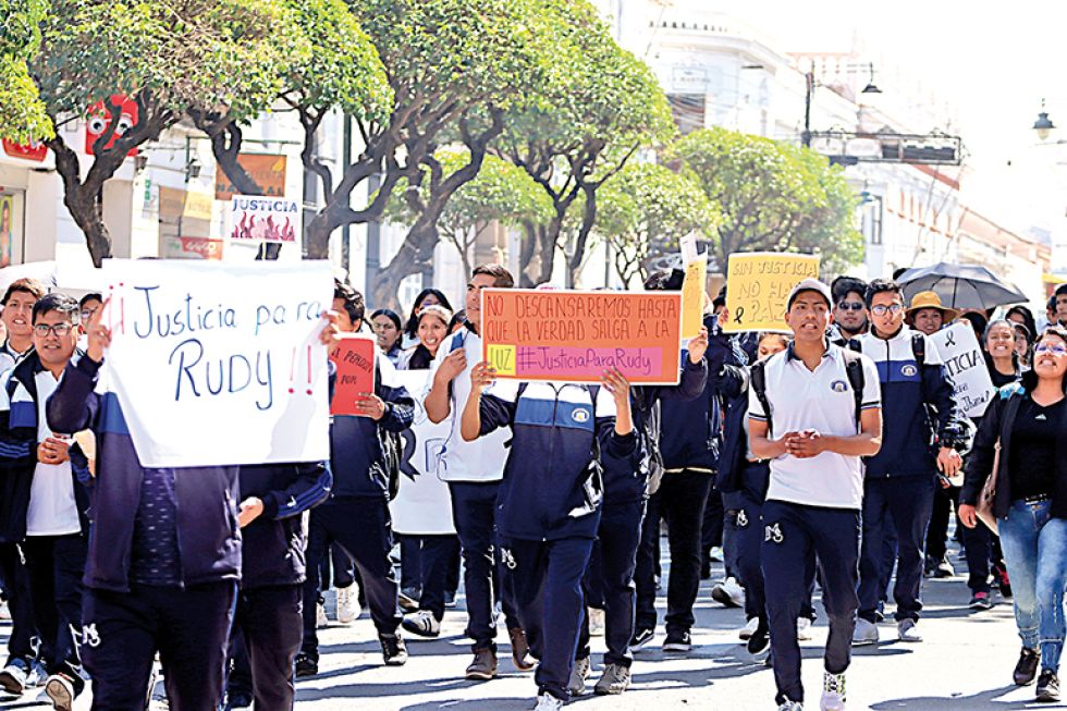 INDIGNACIÓN. Familiares, amigos y compañeros de curso de Rudy se movilizaron durante toda la jornada de ayer para exigir que se esclarezca el caso.