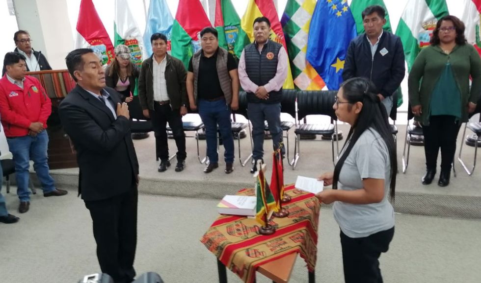 Elvin Linares (i) fue posesionado como nuevo secretario de Desarrollo Económico de El Alto.