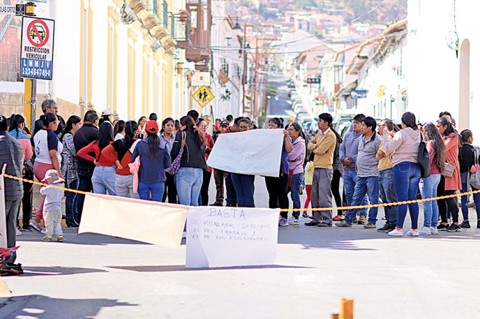 Según el artículo 176 del Código Niña, Niño y Adolescencia, los imputados por “infracción por violencia” están expuesto a las siguientes sanciones: Prestación de servicios a la com