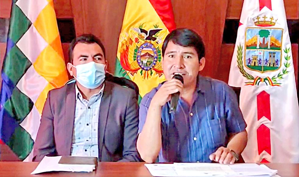 POLÍTICA. Condori (d) pidió a los alcaldes de Chuquisaca que defiendan al Presidente.