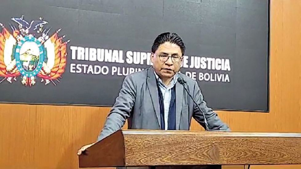PARTICIPACIÓN. El ministro de Justicia, Iván Lima, estuvo en reuniones ayer, en Sucre.