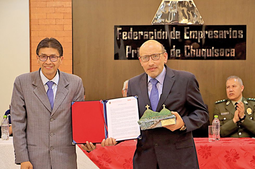 ACTO. Edwin Flores (Fepch) entrega la efigie a Marco Antonio Dipp (CORREO DEL SUR).ACTO. Edwin Flores (Fepch) entrega la efigie a Marco Antonio Dipp (CORREO DEL SUR).