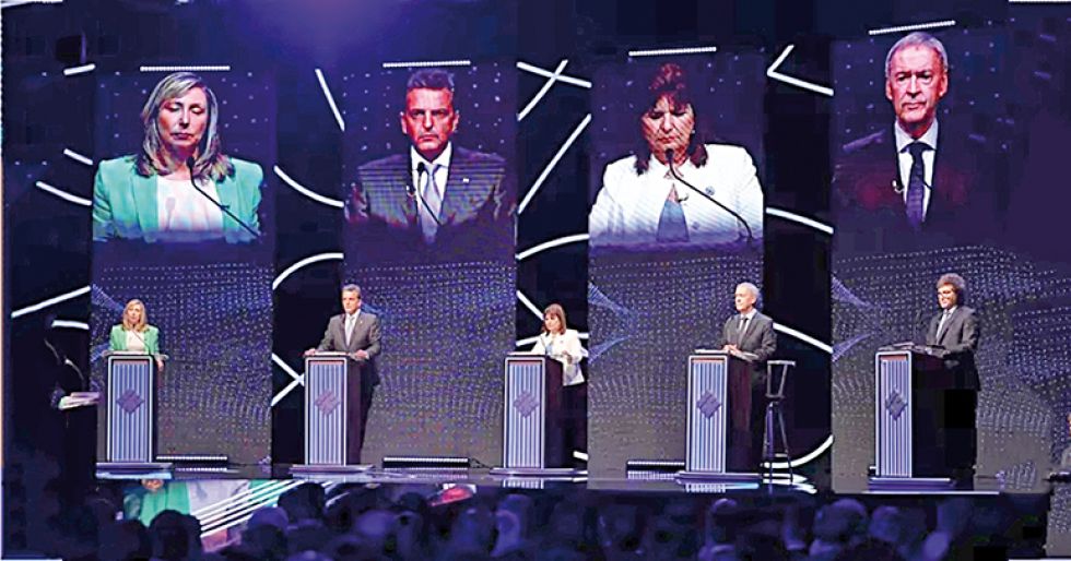 PRESIDENCIABLES. Los candidatos en la Universidad Santiago del Estero, ciudad donde se desarrolló el debate.