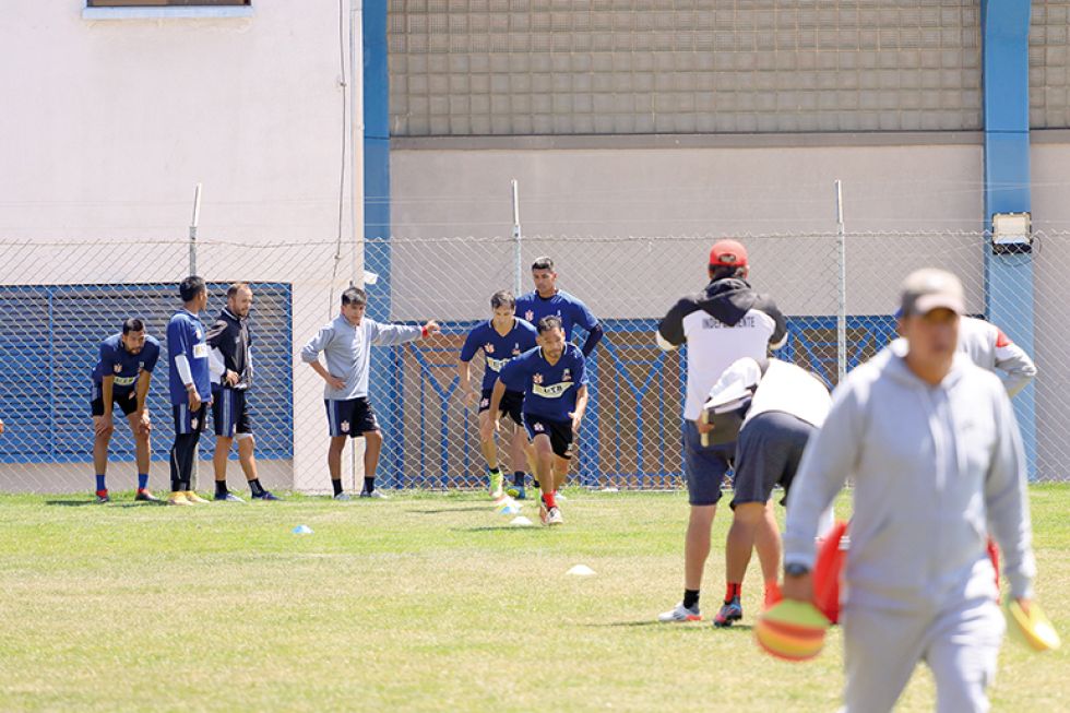 El equipo albirrojo cerró sus prácticas ayer en la cancha auxiliar del estadio Patria.