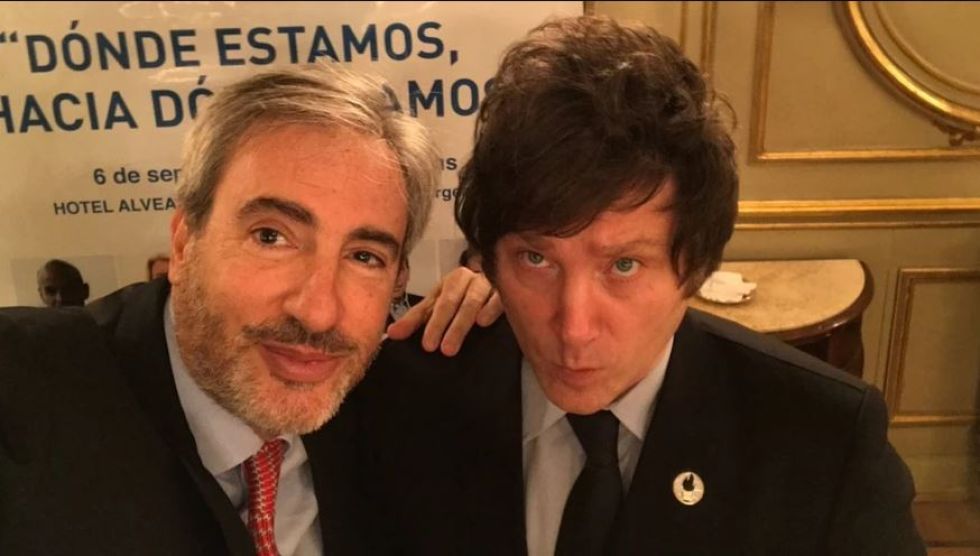 El especialista financiero, Darío Epstein (i), junto al candidato presidencial Javier Milei.