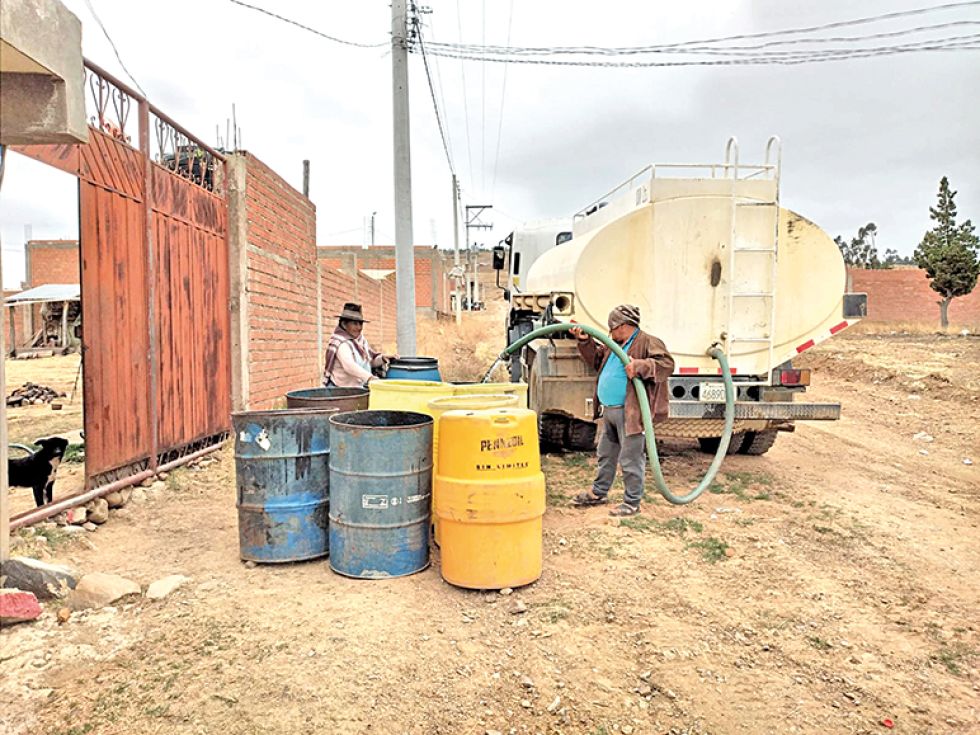 DOTACIÓN. Algunos barrios que están fuera de la red de Elapas reciben agua una vez cada dos semanas.