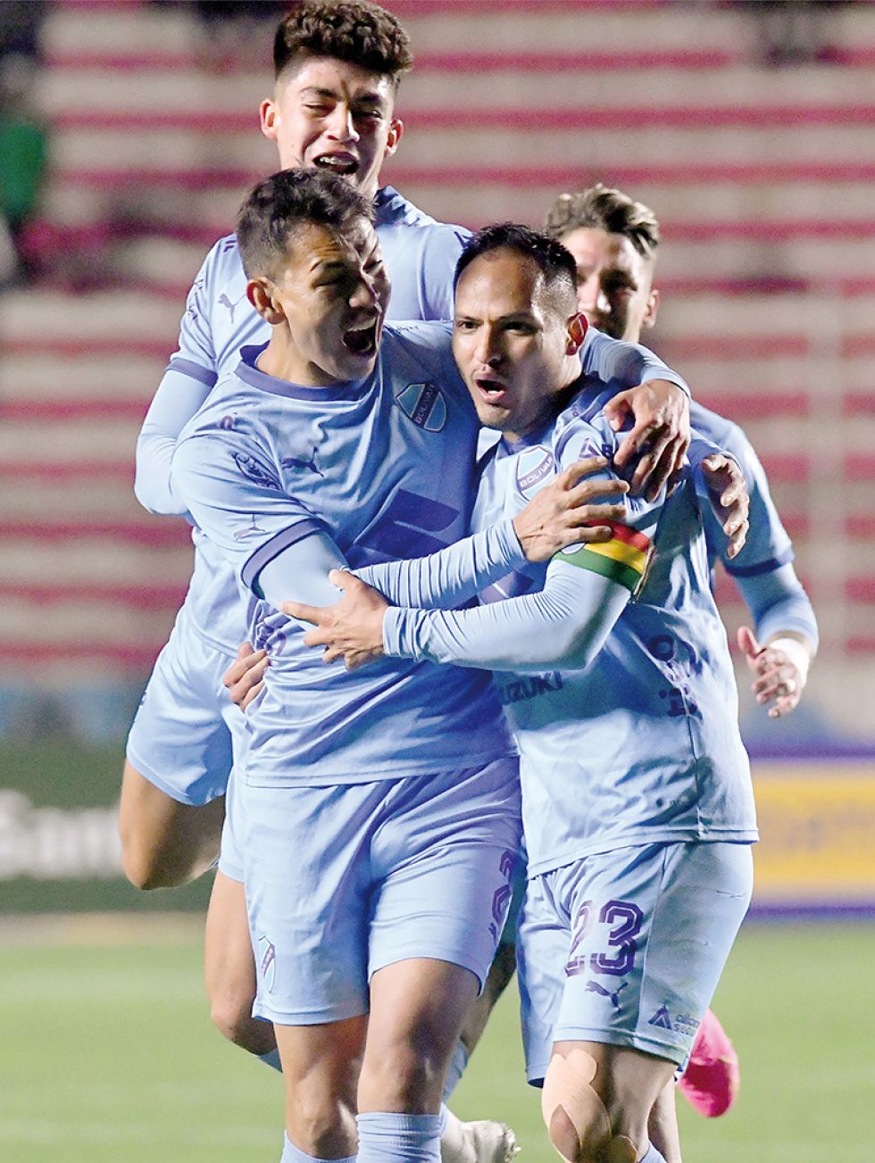 Los jugadores celestes celebran el gol de Leonel Justiniano, el que abrió el camino del triunfo.