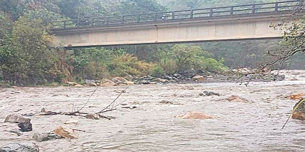 RIADA. Así lucía este sábado el río Colomi, donde seis turistas fueron sorprendidos por las aguas.
