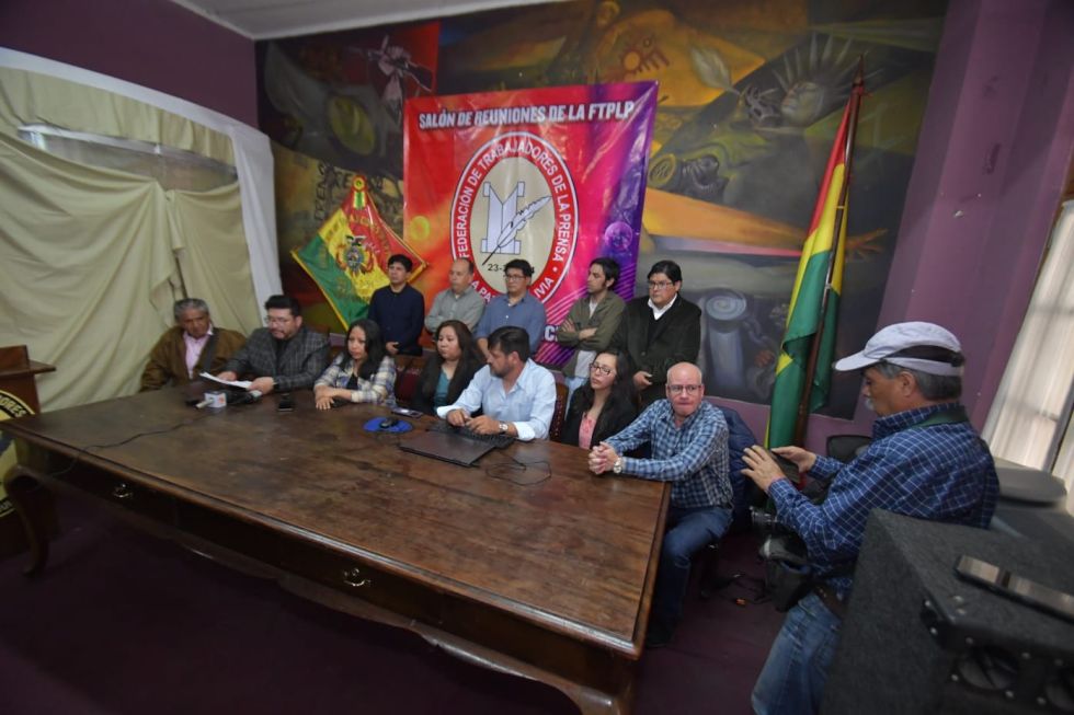 Los extrabajadores de Página Siete brindaron este lunes una conferencia de prensa.