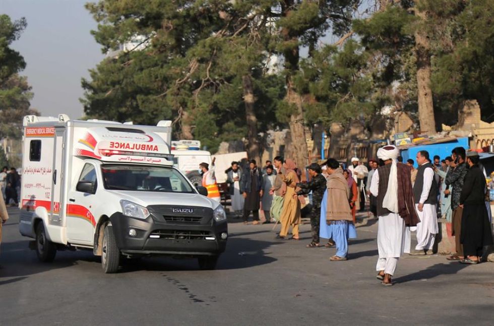 Una ambulancia recorre una calle después de que otro terremoto sacudiera Herat, Afganistán.