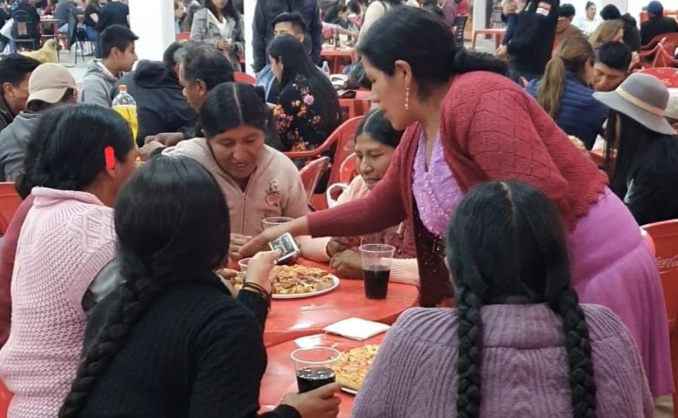 Deli Pizza organizó una cena para el personal encargado de la limpieza del Campo Ferial de Lajastambo.