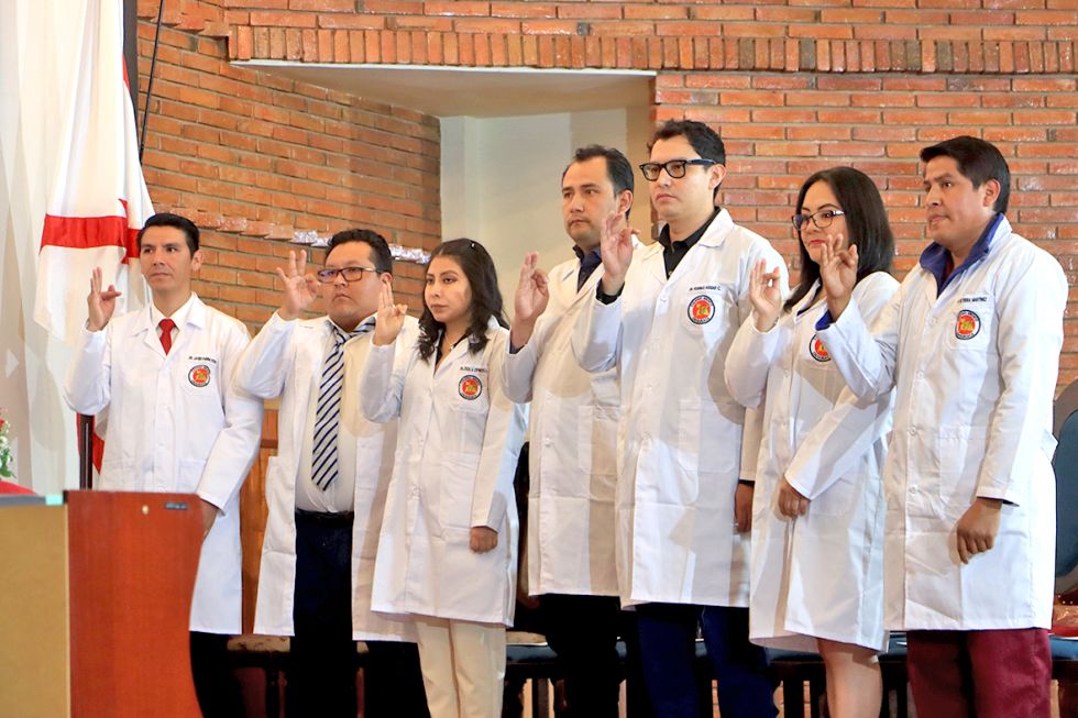 JURAMENTO. Algunos de los flamantes integrantes del Colegio Médico de Chuquisaca.