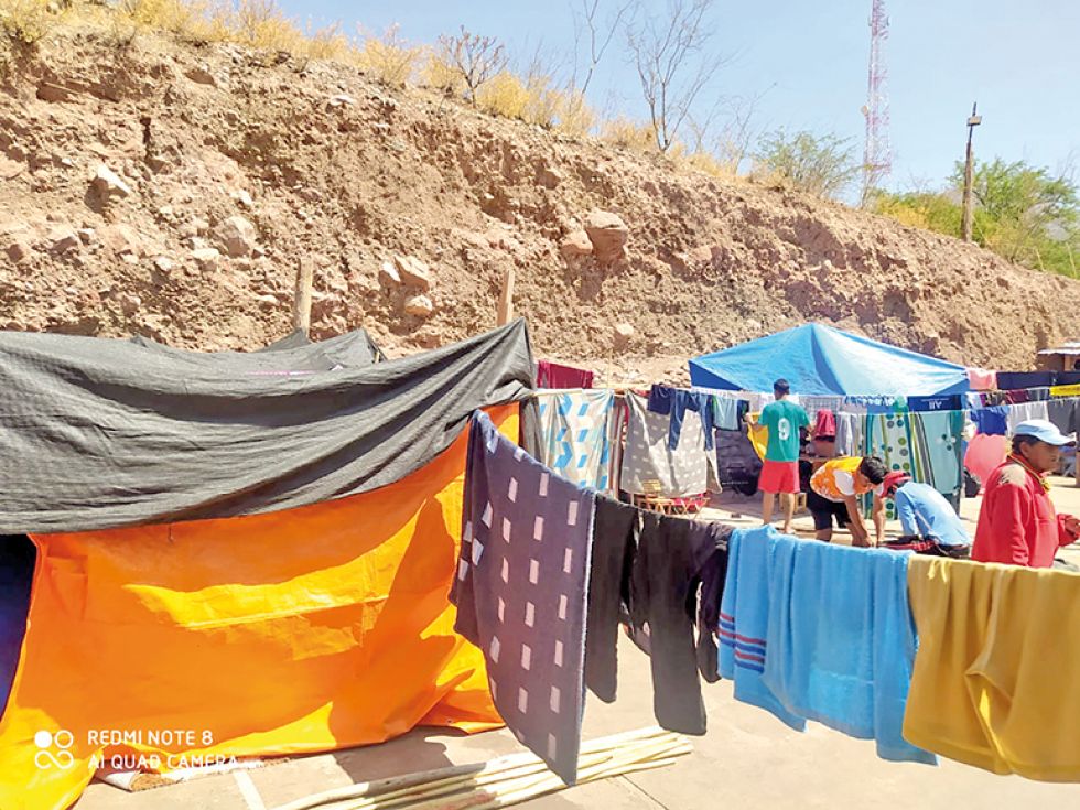 CAMARGO. Los privados de libertad habilitaron carpas en el patio de la carceleta para dormir.