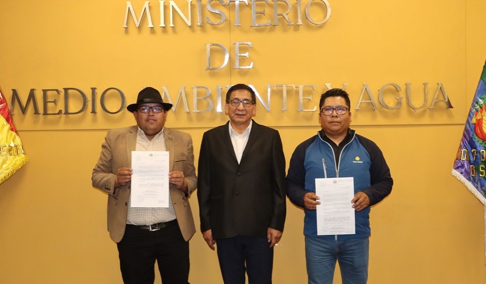 El ministro de Medio Ambiente y Agua, Rubén Méndez (c), junto con los nuevos viceministros Yerson Carballo (i) y Franz Quispe.