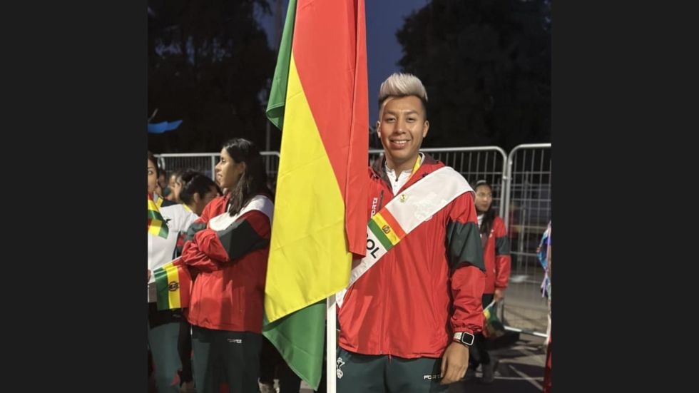 El chuquisaqueño Conrrado Moscoso con la bandera boliviana en Santiago de Chile.