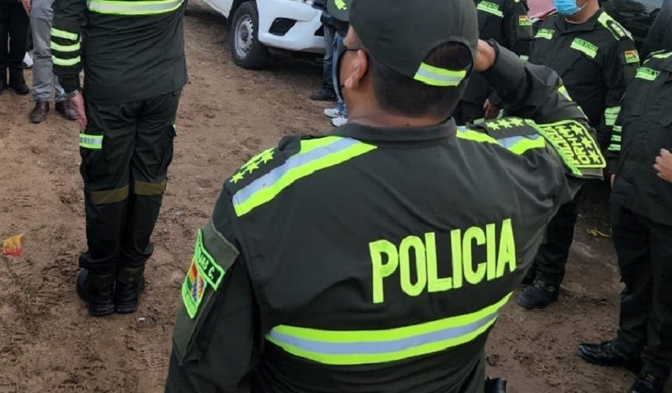 Uno de los policías estaba suspendido por una denuncia de violencia familiar.