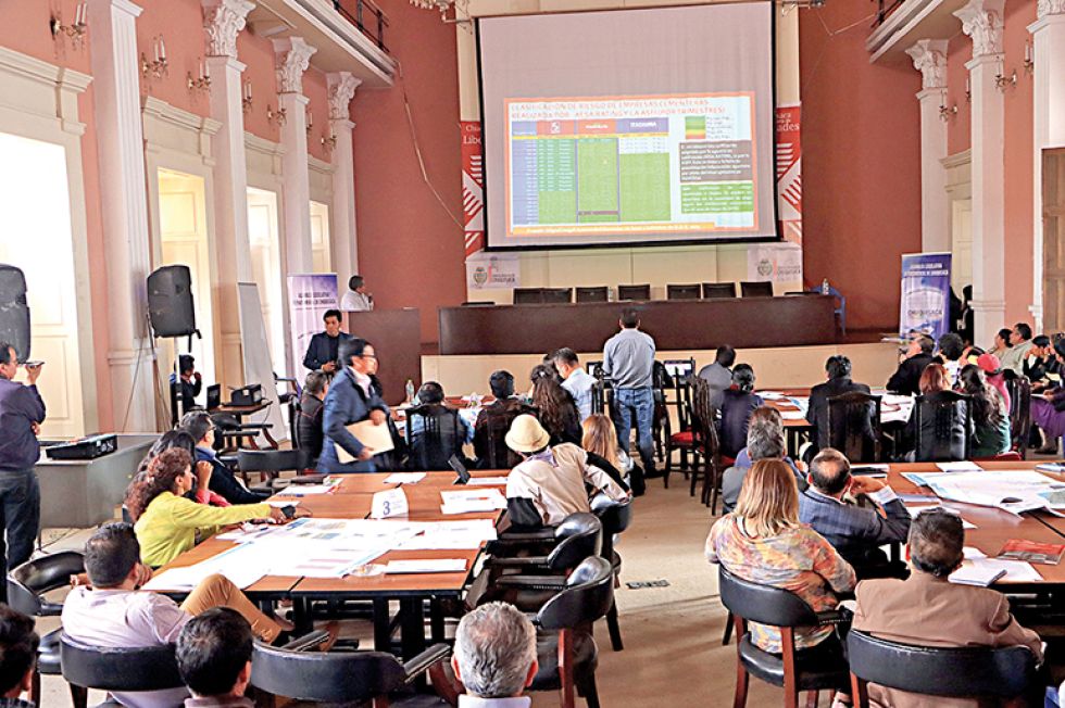 FORO. Algunos de los participantes, ayer, en el Salón de Convenciones de la Gobernación.