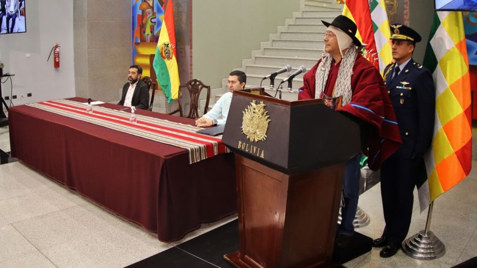 El presidente Luis Arce (d) en la presentación del informe sobre delimitación.