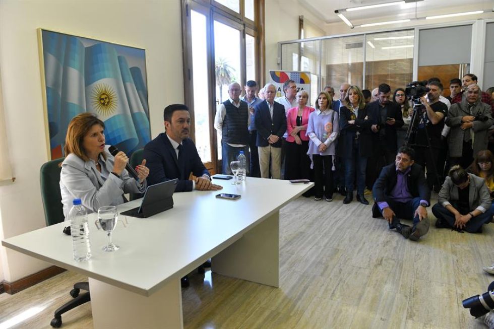La excandidata Patricia Bulrich junto a su compañero de fórmula, Luis Petri, en una rueda de prensa.