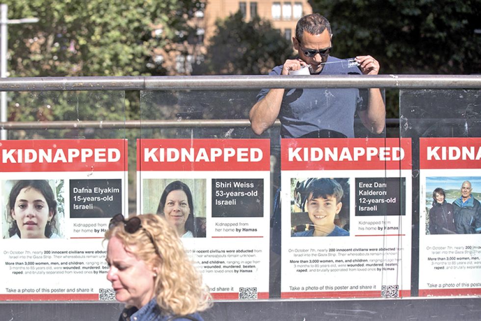 CONFLICTO. Familiares protestan pidiendo la liberación de las personas que están en manos de la organización en Sidney.