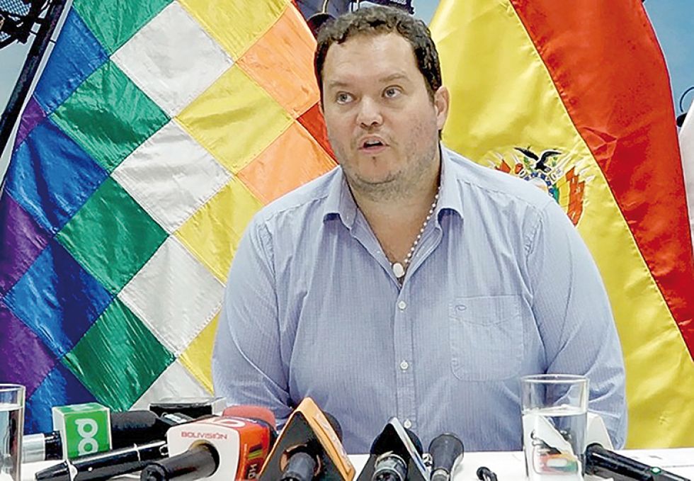 CONFERENCIA. El presidente de YPFB, Armin Dorgathen, aseguró que no hay desabastecimiento.
