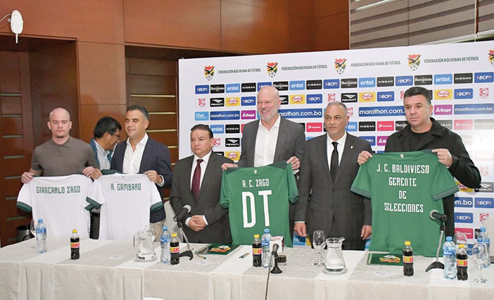 Ayer se realizó la presentación de Antonio Carlos Zago como nuevo DT de la Verde, también de su cuerpo técnico y de Julio César Baldivieso.