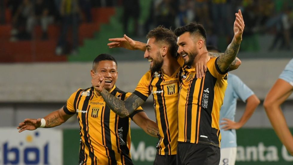 Los jugadores de The Stronges se abrazan tras el segundo gol de su victoria en Cochabamba.