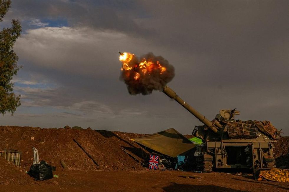 La artillería israelí dispara durante un ejercicio militar en los Altos del Golán junto a la frontera con Líbano.
