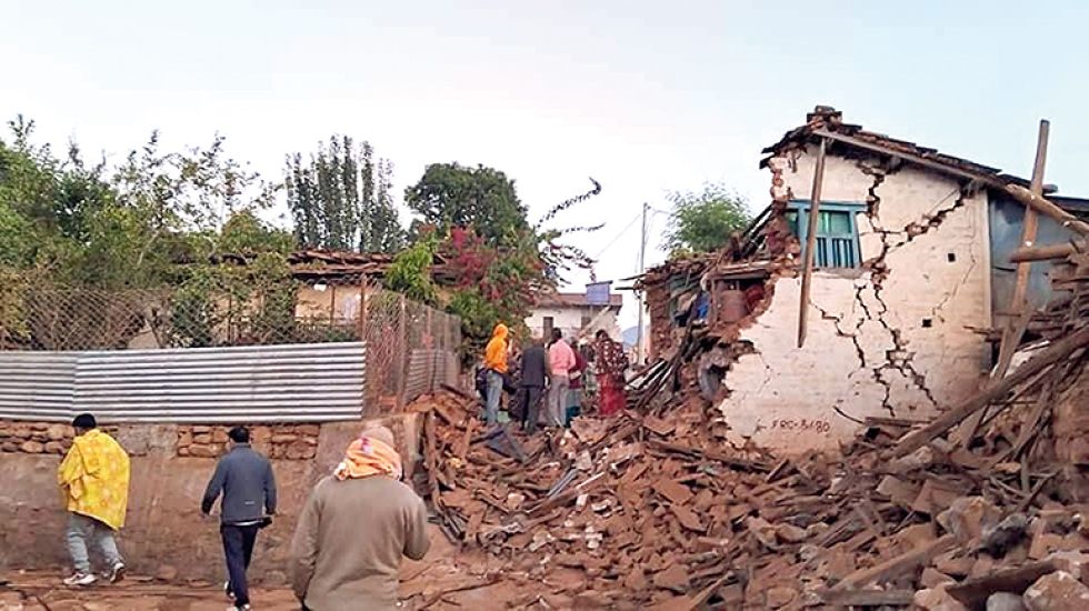 TERREMOTO. Una fotografía proporcionada por la oficina del Primer Ministro de Nepal muestra casas dañadas cerca de Jajarkot.