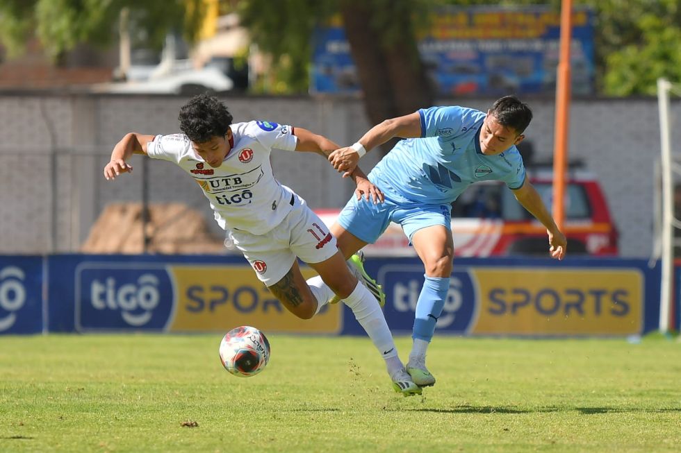 Víctor Abrego de Universitario y Jesús Sagredo de Bolívar disputan el balón.
