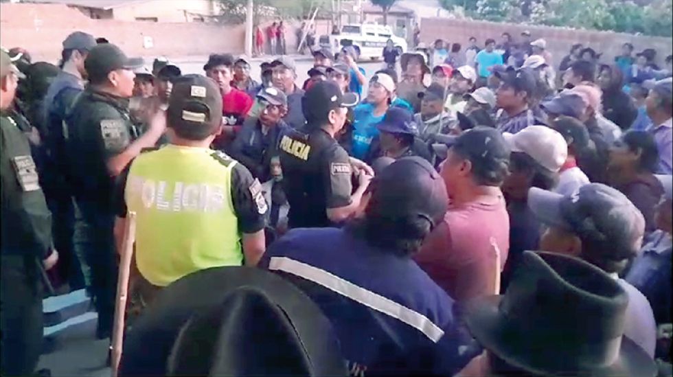 CONFLICTO. La gente apostada en el frontis de la Policía en Camargo, exigía la devolución de sus vehículos incautados.