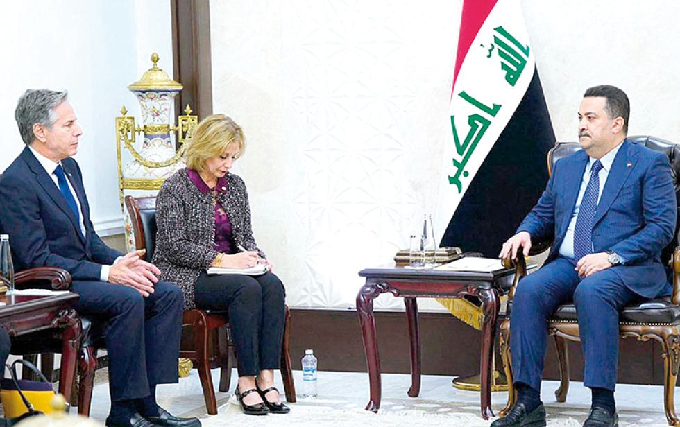 VISITA. El jefe de la diplomacia estadounidense (i) con el primer ministro iraquí, Mohamed Shia al Sudani.