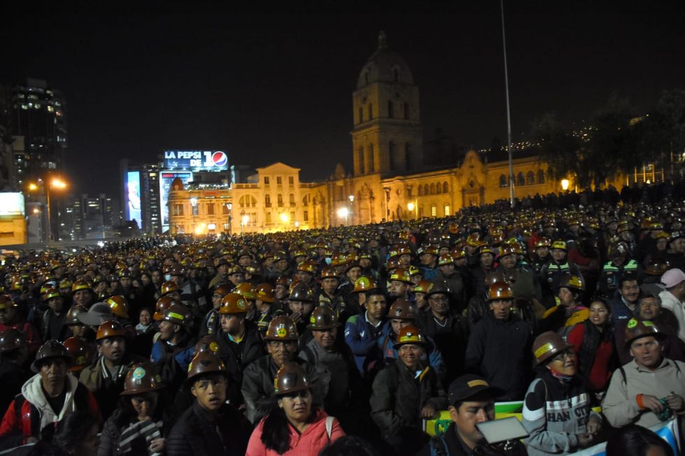 Los mineros auríferos asistieron este martes a un mitin en la plaza San Francisco, en La Paz.