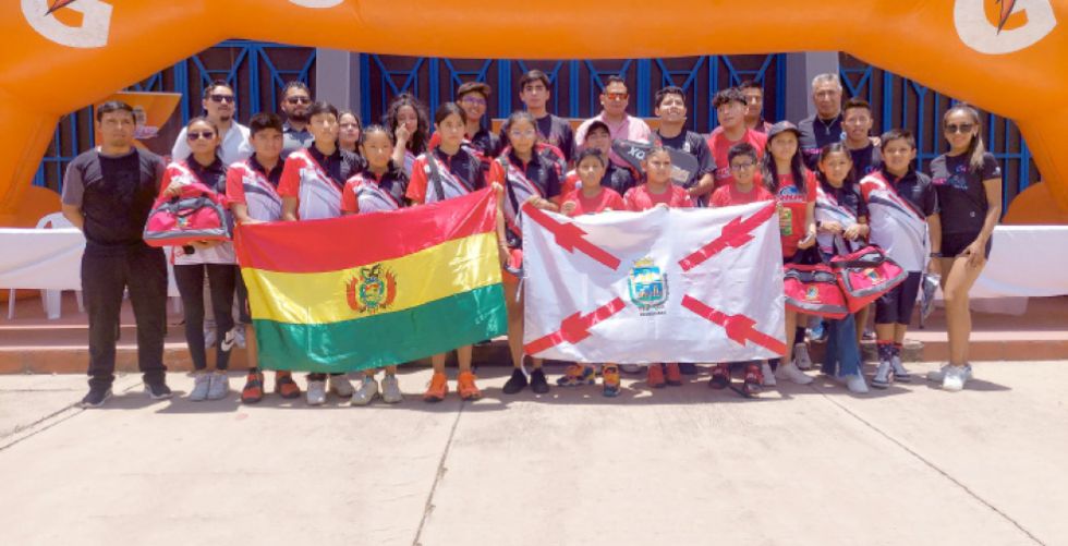 Todo el Team Chuquisaca (jugadores, entrenadores y dirigentes) que asistirá al Mundial Junior de Tarija.