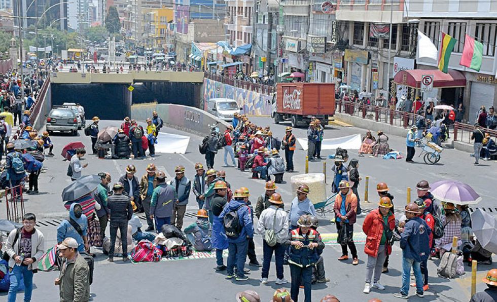 BLOQUEOS. Los mineros auríferos tomaron por segundo día calles estratégicas de La Paz para exigir sus demandas.