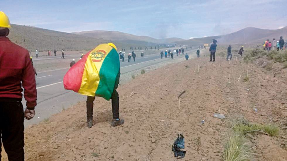RECUERDOS. La caravana de personas que se trasladaba a La Paz vivió momentos de zozobra en su paso por Villa Vila en noviembre de 2019.