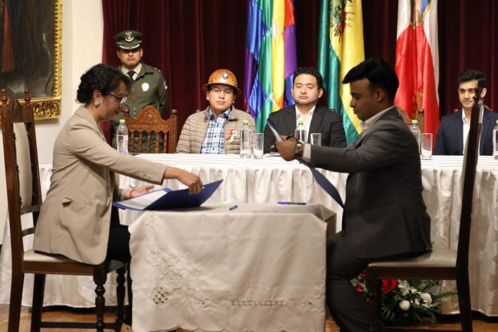 La presidenta de la estatal YLB, Karla Calderón, y el representante legal de la empresa india, Anjani Mourya.