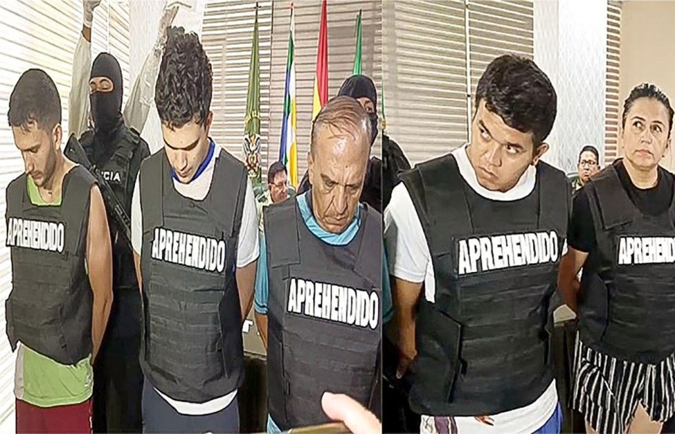 INVESTIGADOS. Las cinco personas aprehendidas fueron presentadas ante los medios.