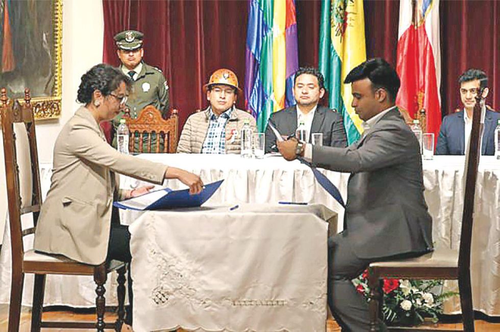 COOPERACIÓN. La firma del acuerdo entre las representaciones de YLB y Altmin en Potosí.
