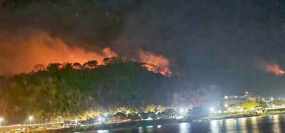 ANOCHE. El incendio en San Buenaventura, por la zona de Jardín Miraflores, amenazando a las viviendas.