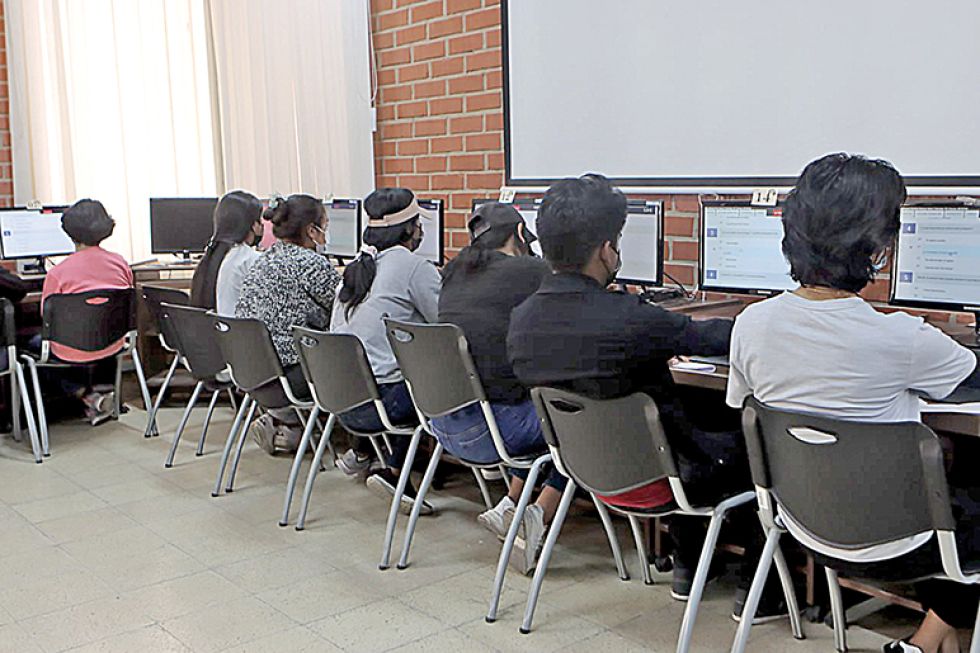 CURSO. Las clases de los preuniversitarios comenzarán de manera presencial para los bachilleres de Sucre y virtual para los del interior.