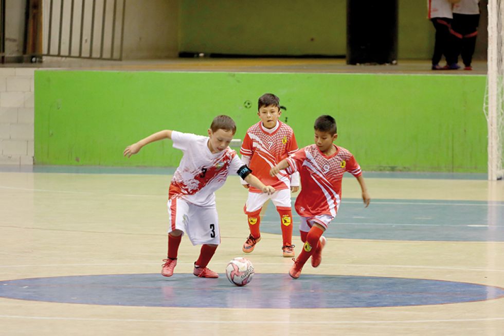 Un pasaje del partido jugado anoche entre Chuquisaca y Tarija, en el coliseo de la III Fase del estadio Patria.