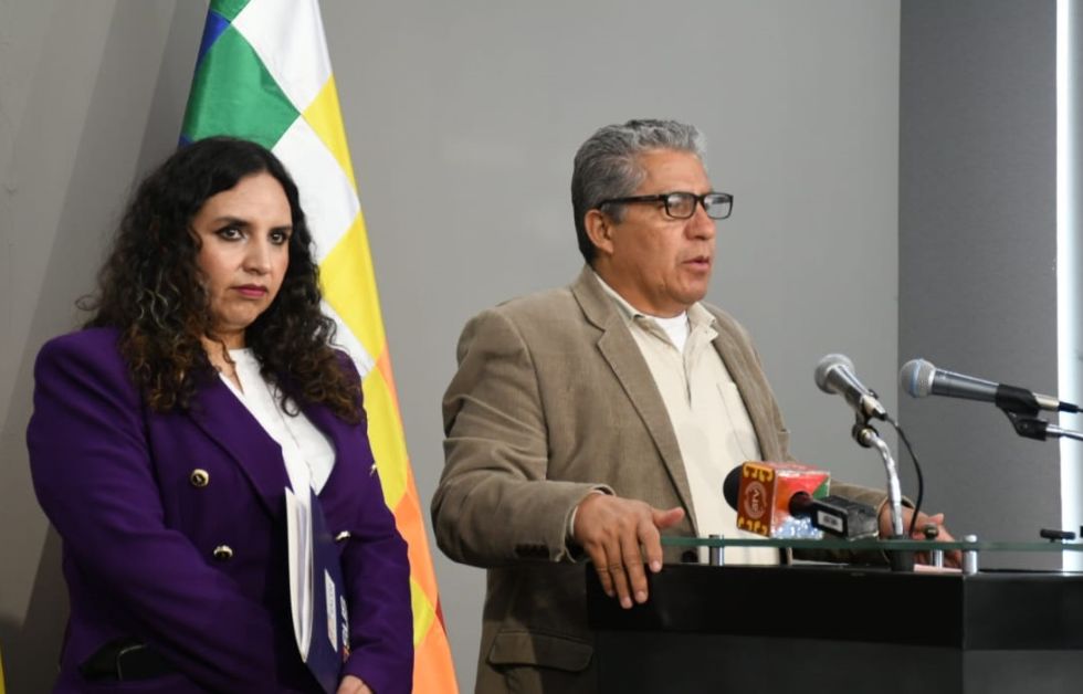 El ministro de Defensa, Edmundo Novillo (d), brindó una conferencia junto con la ministra de Salud, María Renée Castro.